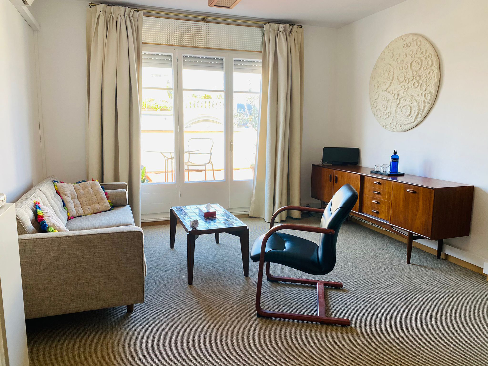 despacho con cómoda, sofá, silla y mesa de centro